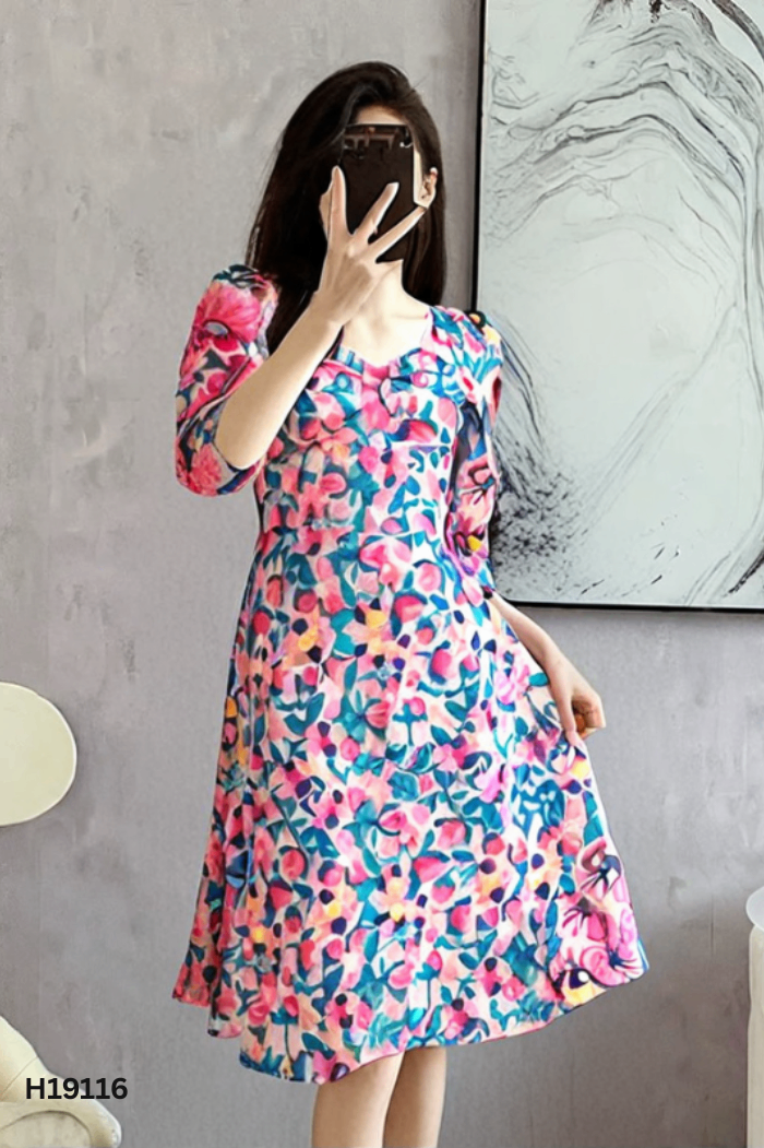 Váy hồng hoa cổ vuông
