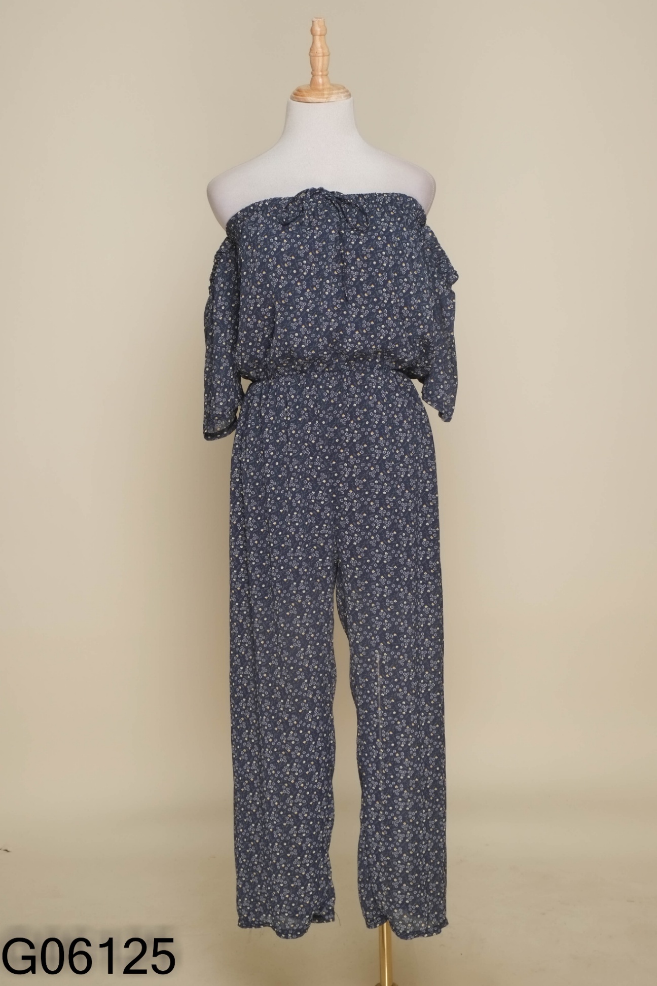Jumpsuits trễ vai xanh họa tiết hoa