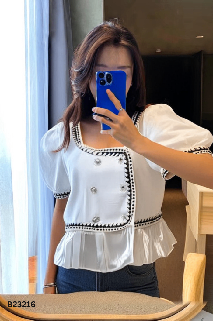Áo trắng đính khuy lấp lánh