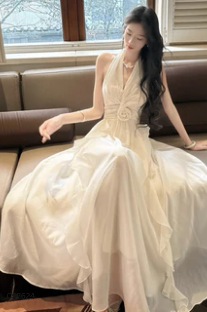 Váy cổ yếm voan be đính hoa