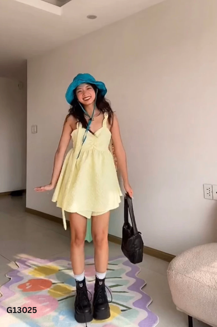 Set REMMUS vàng nhạt áo hai dây + quần shorts
