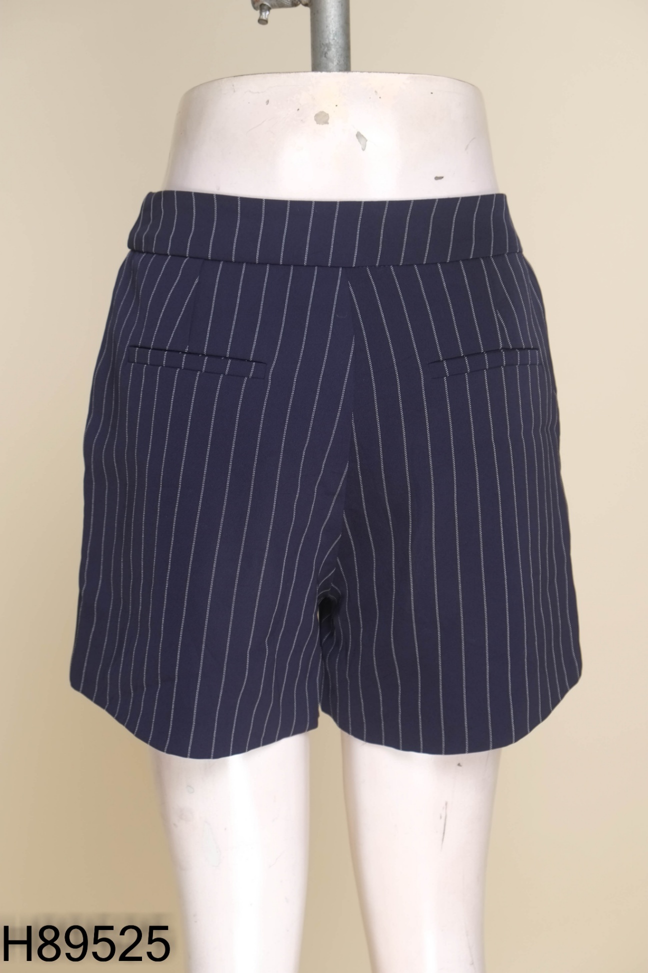 Quần shorts xanh than kẻ trắng