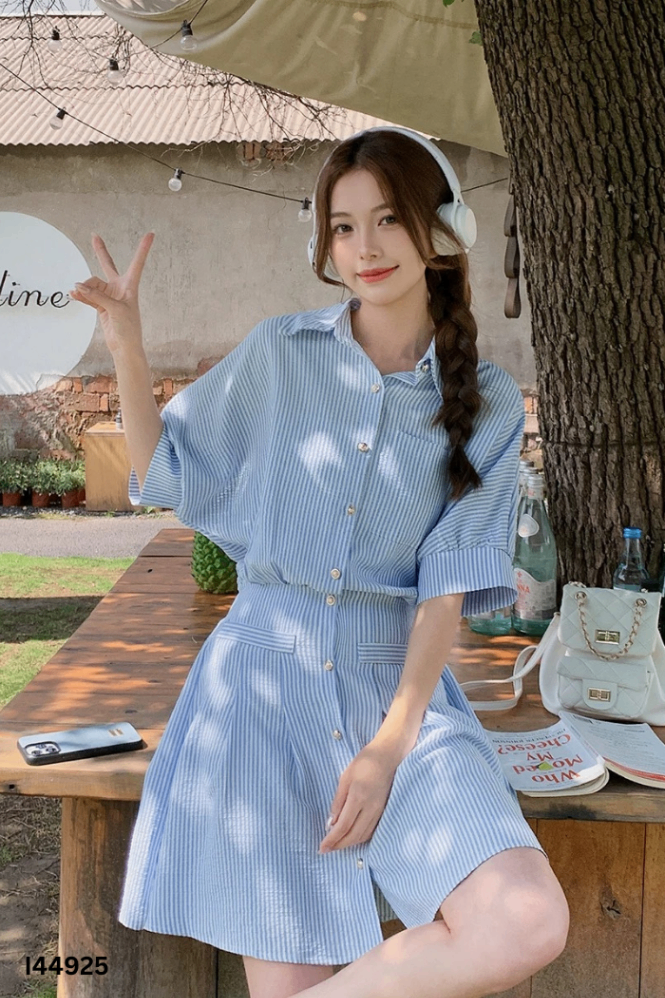 Váy xanh kẻ trắng khuy vàng