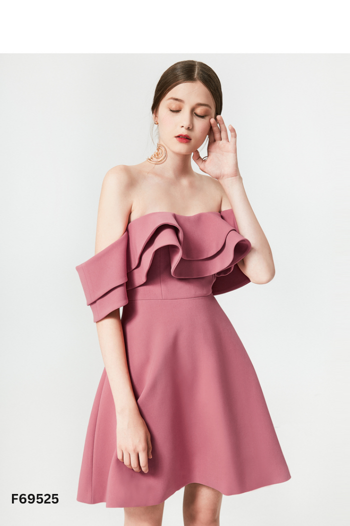 Váy trễ vai hồng bèo