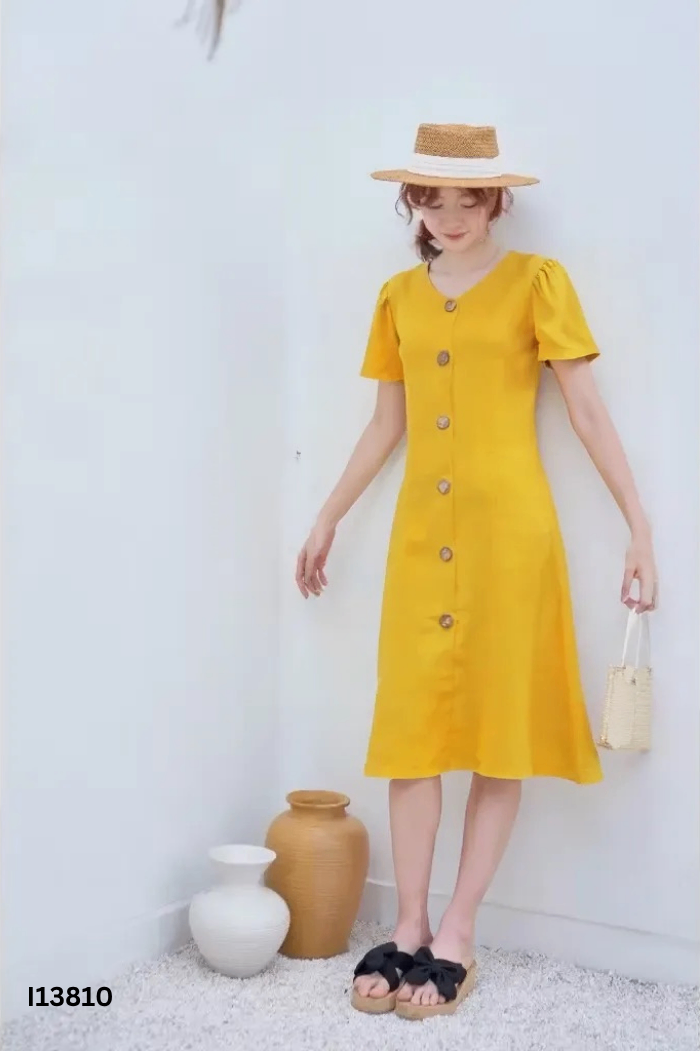 Váy vàng khuy gỗ