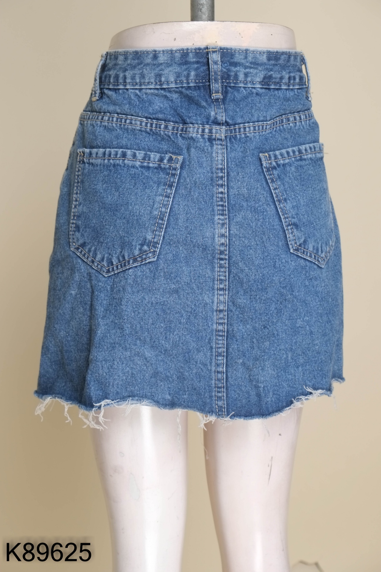 Chân váy jeans xanh phối cúc