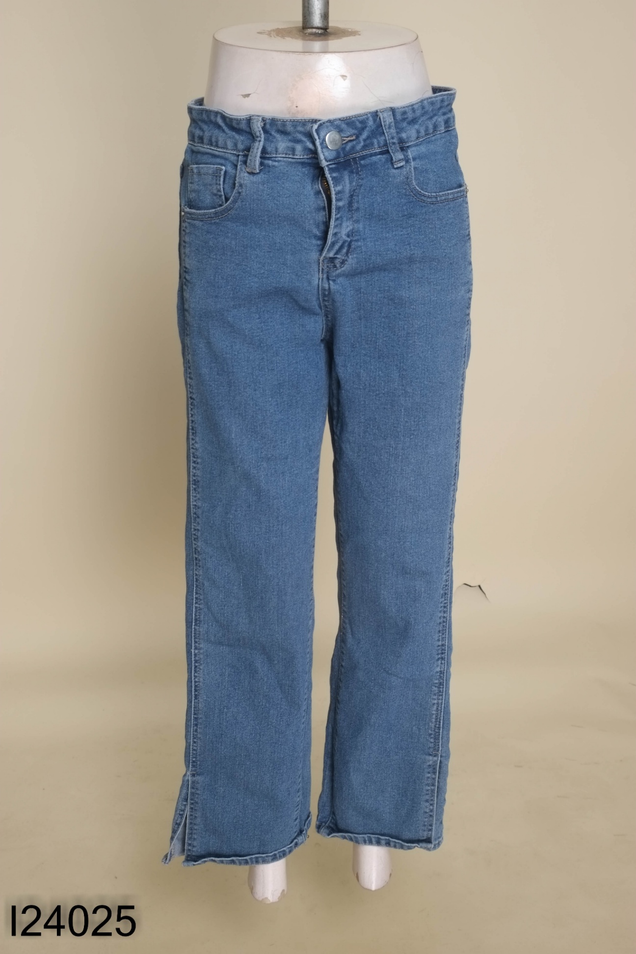 Quần jeans xanh xẻ gấu