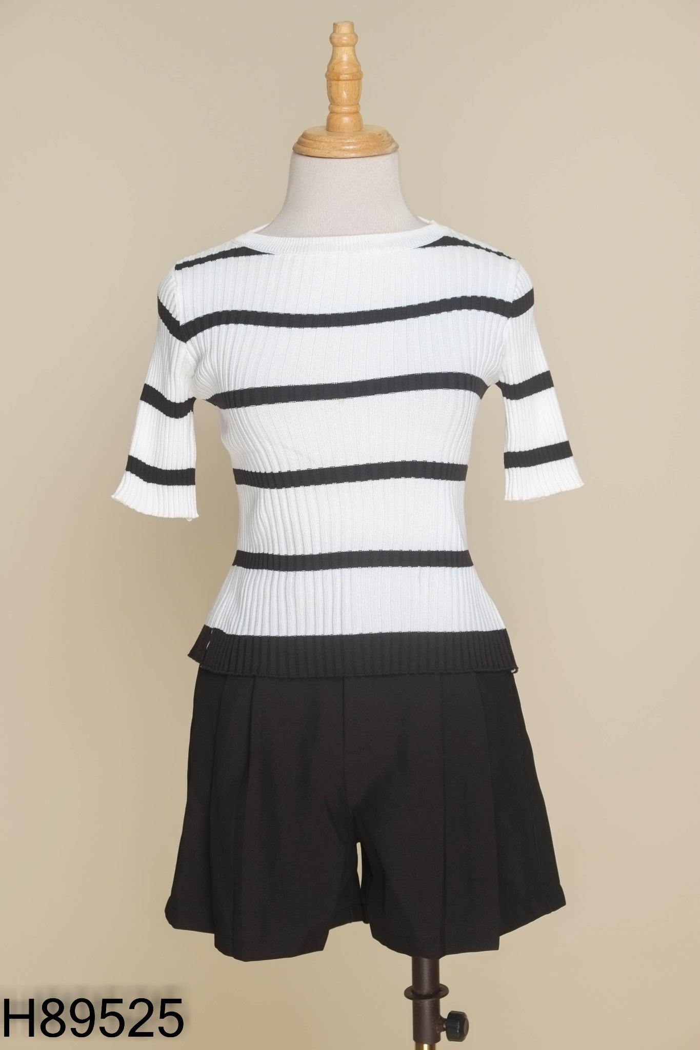 Set áo len trắng kẻ đen + quần shorts