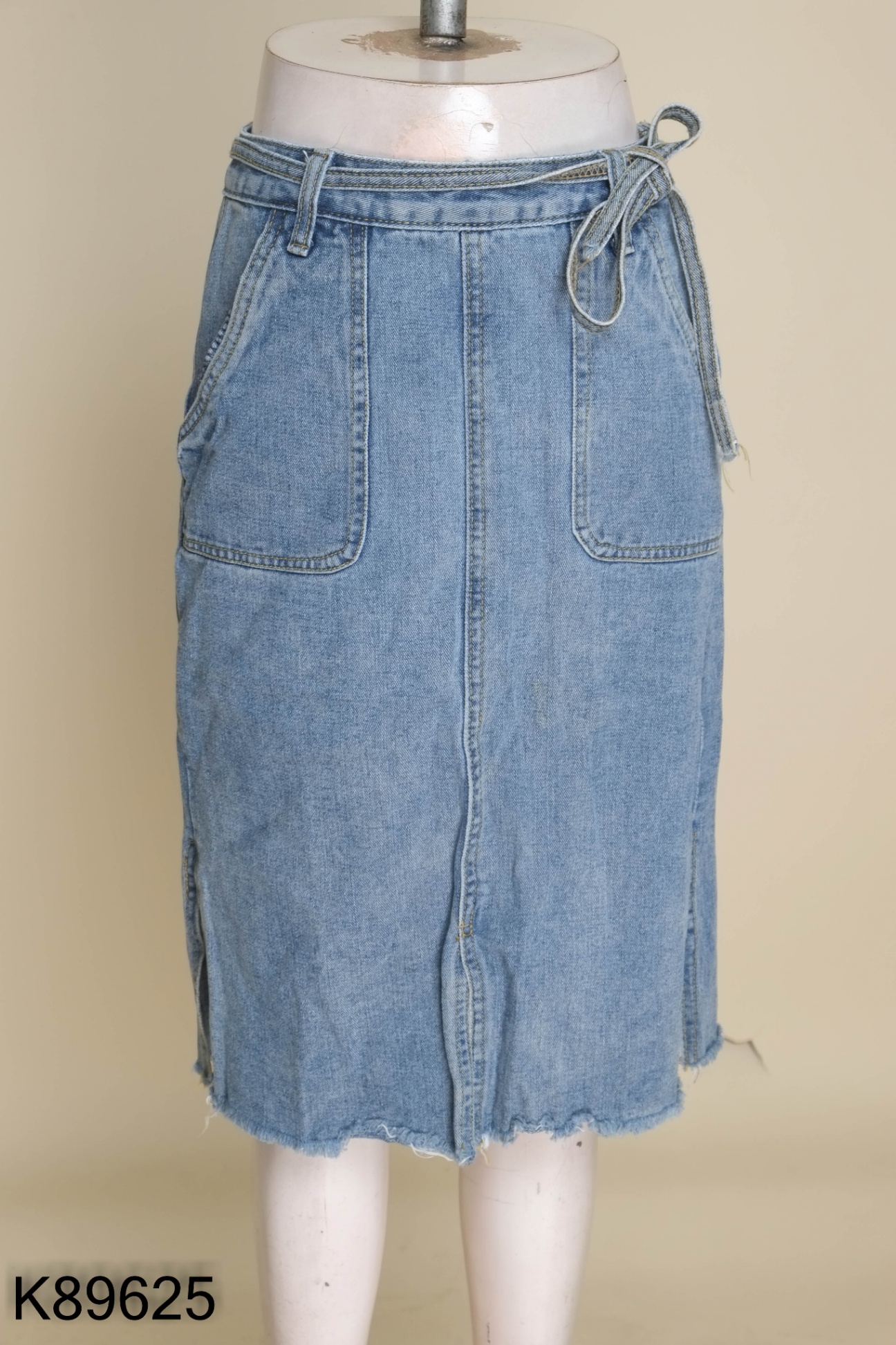 Chân váy nhỡ jeans xanh phối đai