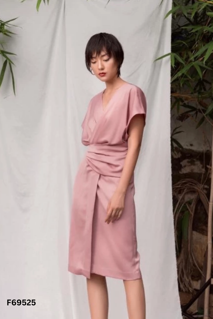 Váy lụa hồng TOCHIE cổ V