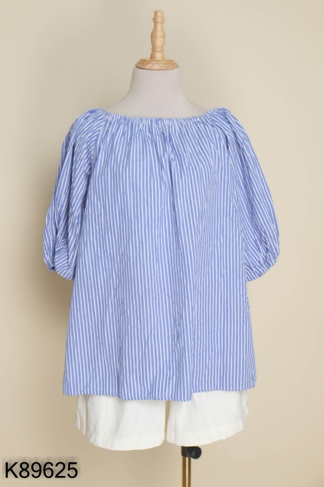 Set Áo trễ vai xanh sọc + quần shorts be