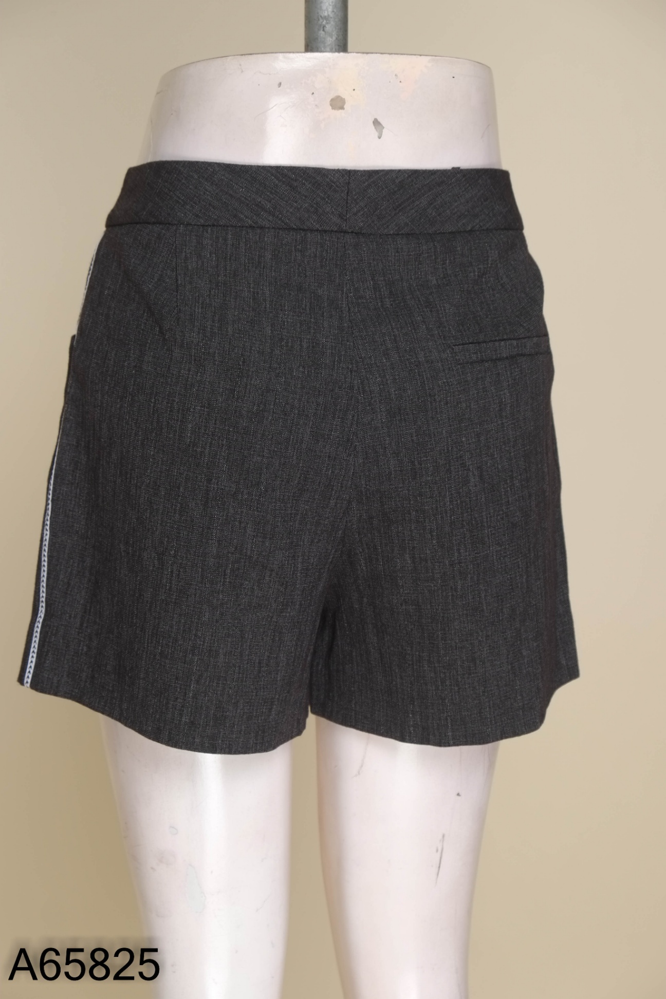 Quần shorts PANTIO xám sọc trắng