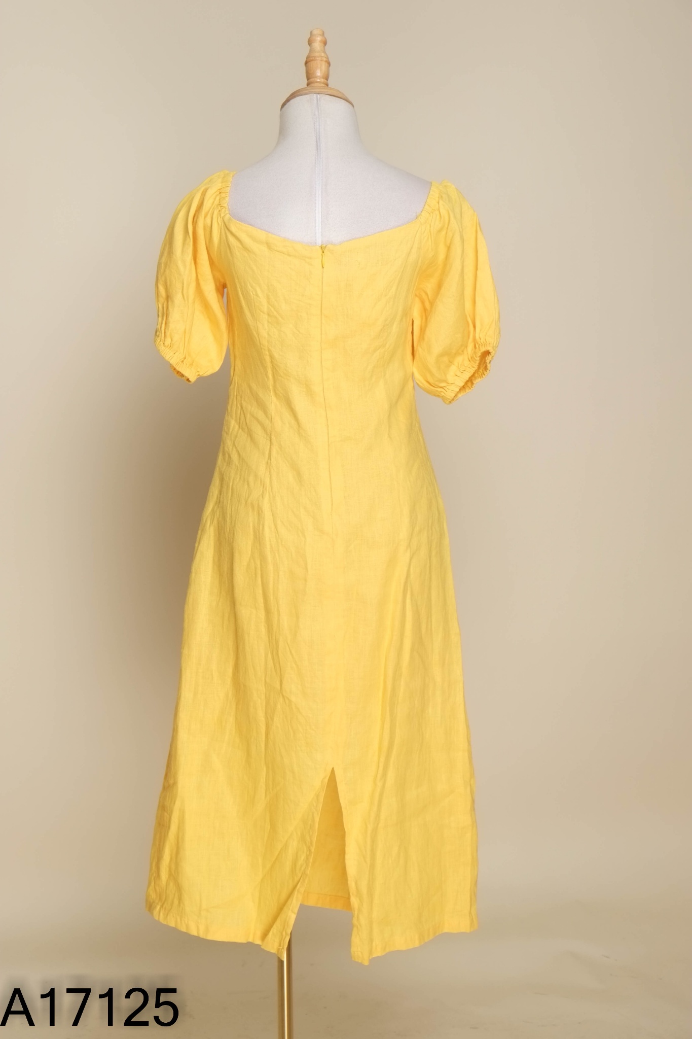 Váy linen vàng phối cúc bọc