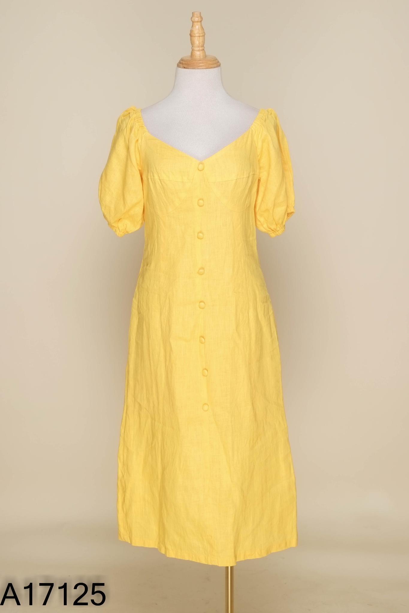 Váy linen vàng phối cúc bọc