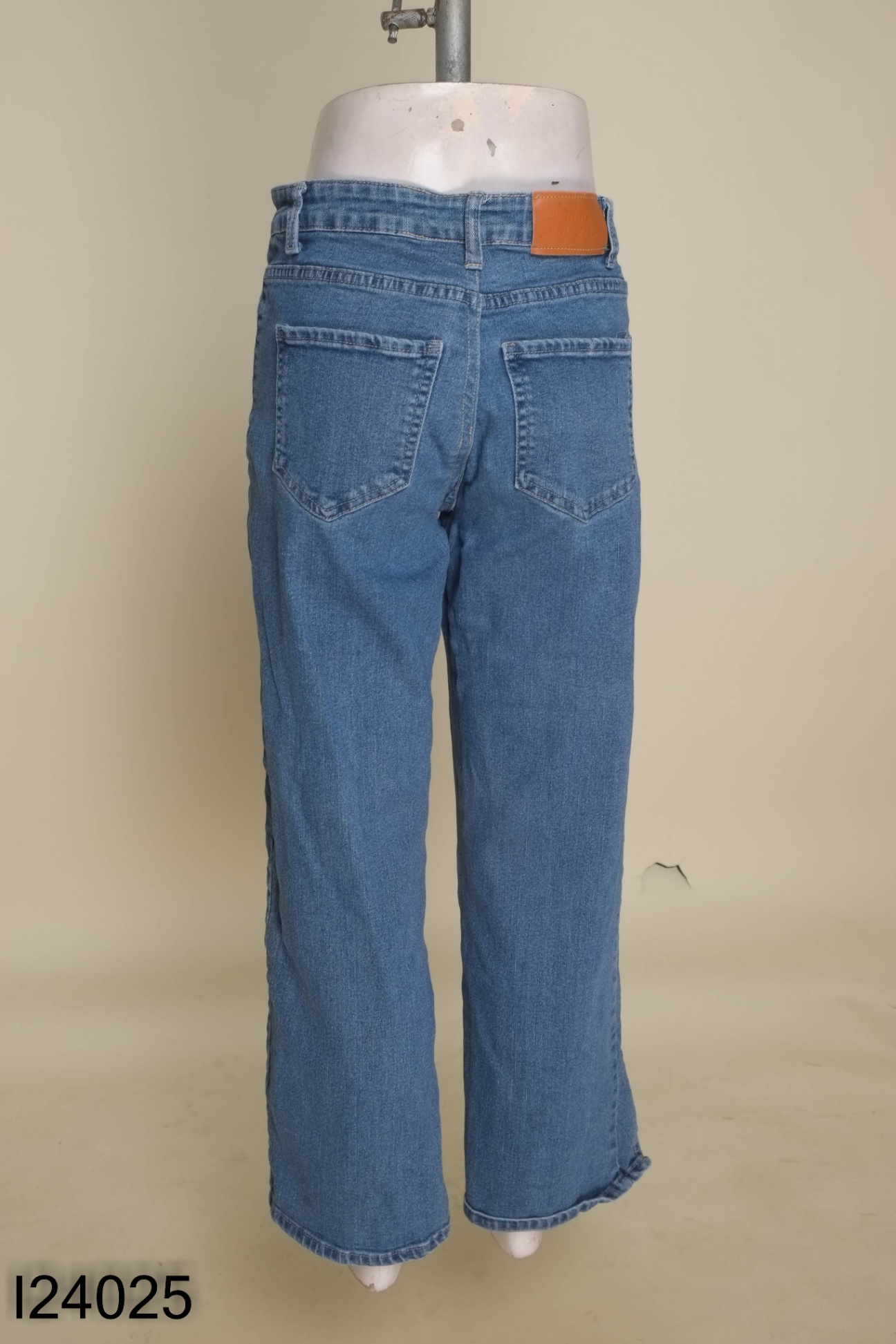 Quần jeans xanh xẻ gấu
