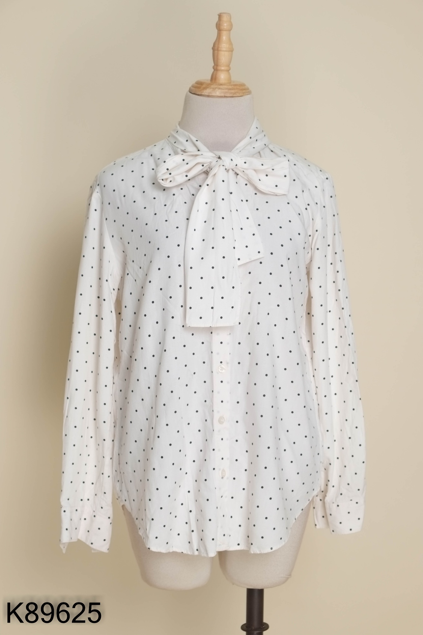 Áo be UNIQLO chấm bi buộc nơ