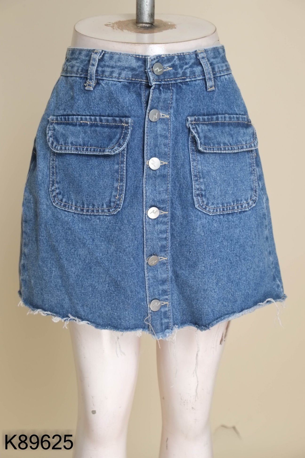 Chân váy jeans xanh phối cúc