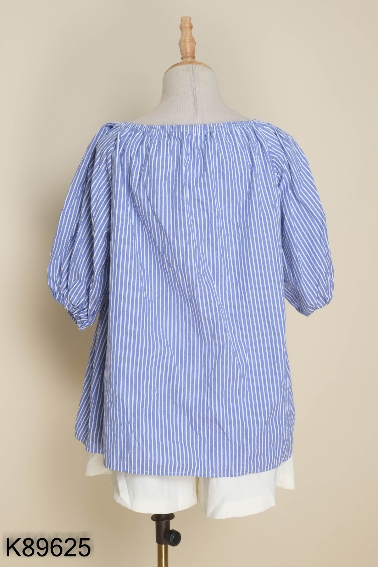 Set Áo trễ vai xanh sọc + quần shorts be