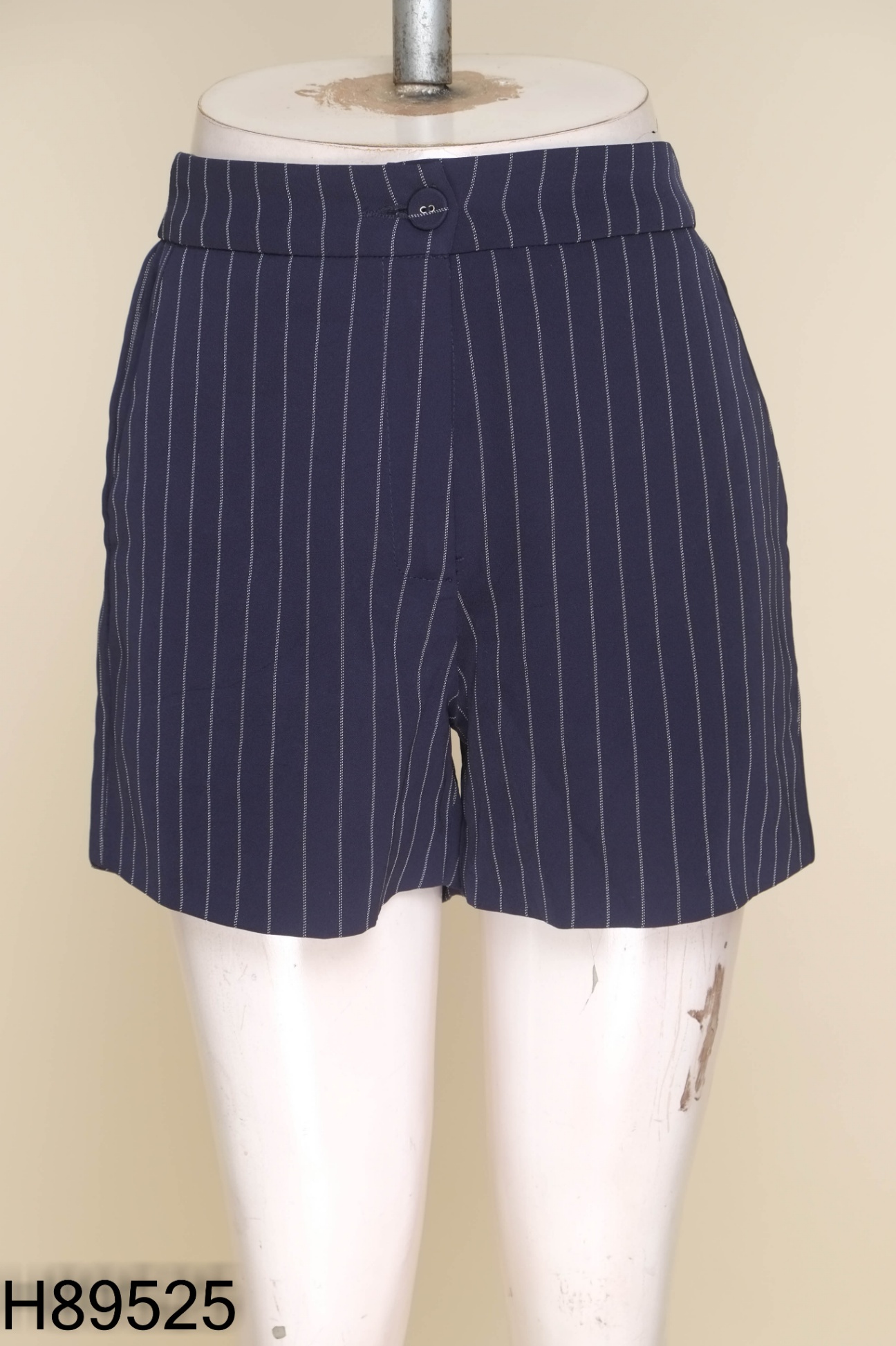 Quần shorts xanh than kẻ trắng