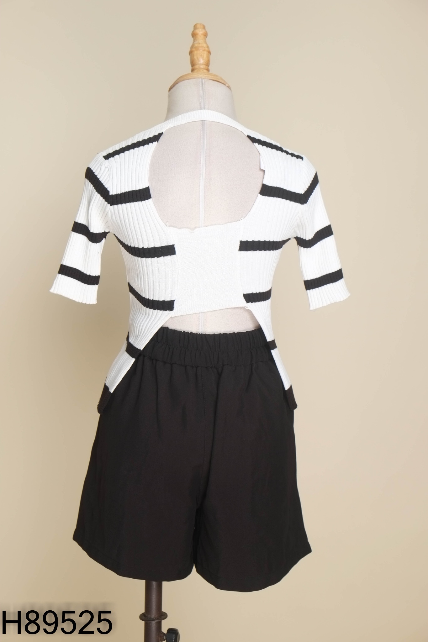 Set áo len trắng kẻ đen + quần shorts
