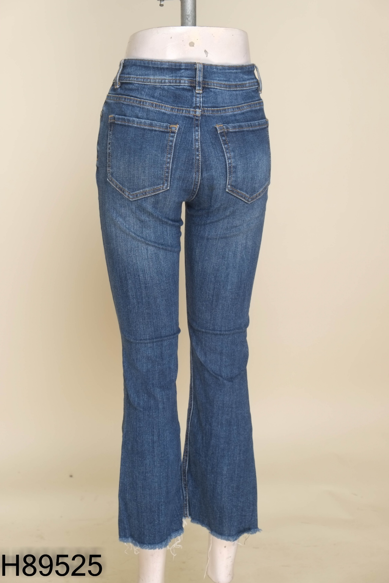 Quần jeans xanh ống loe