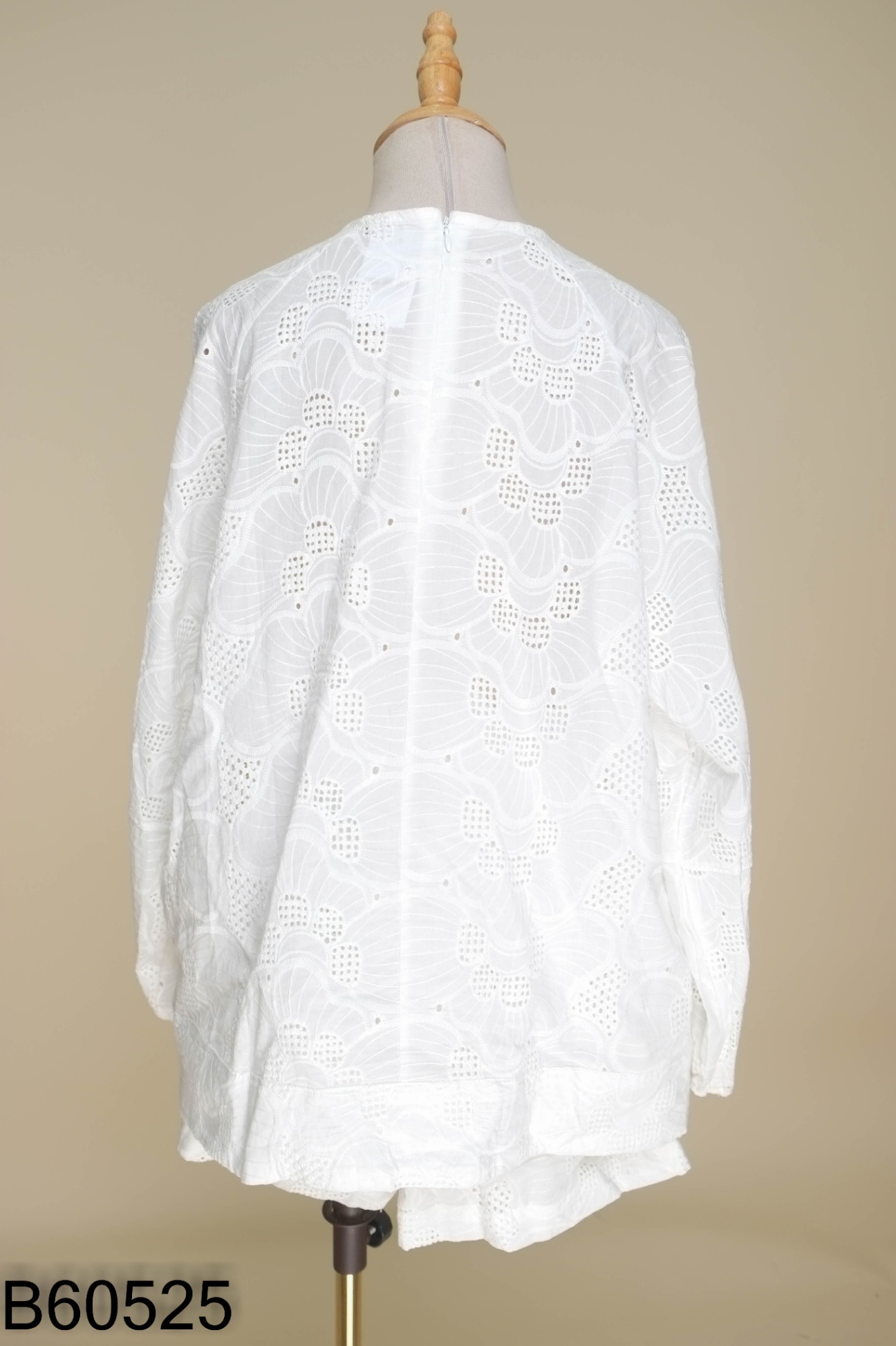Set Áo trắng thêu hoa + quần shorts
