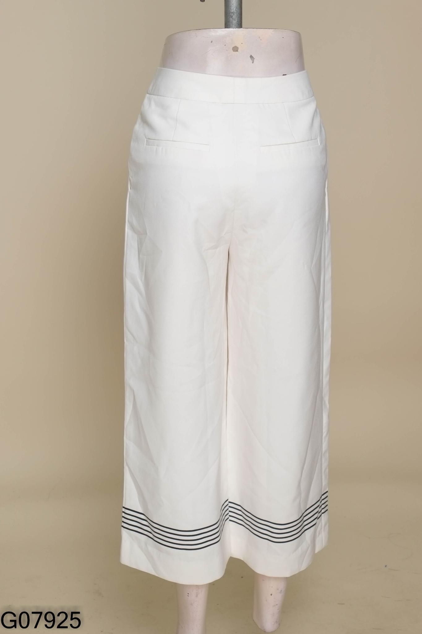 Quần trắng IVY MODA viền đen