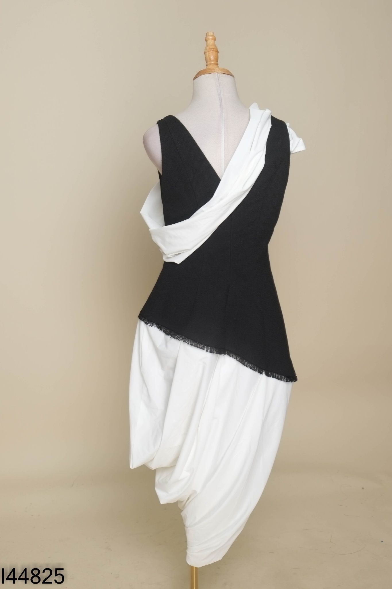 NEWTAG Váy MUST HAVE đen phối trắng