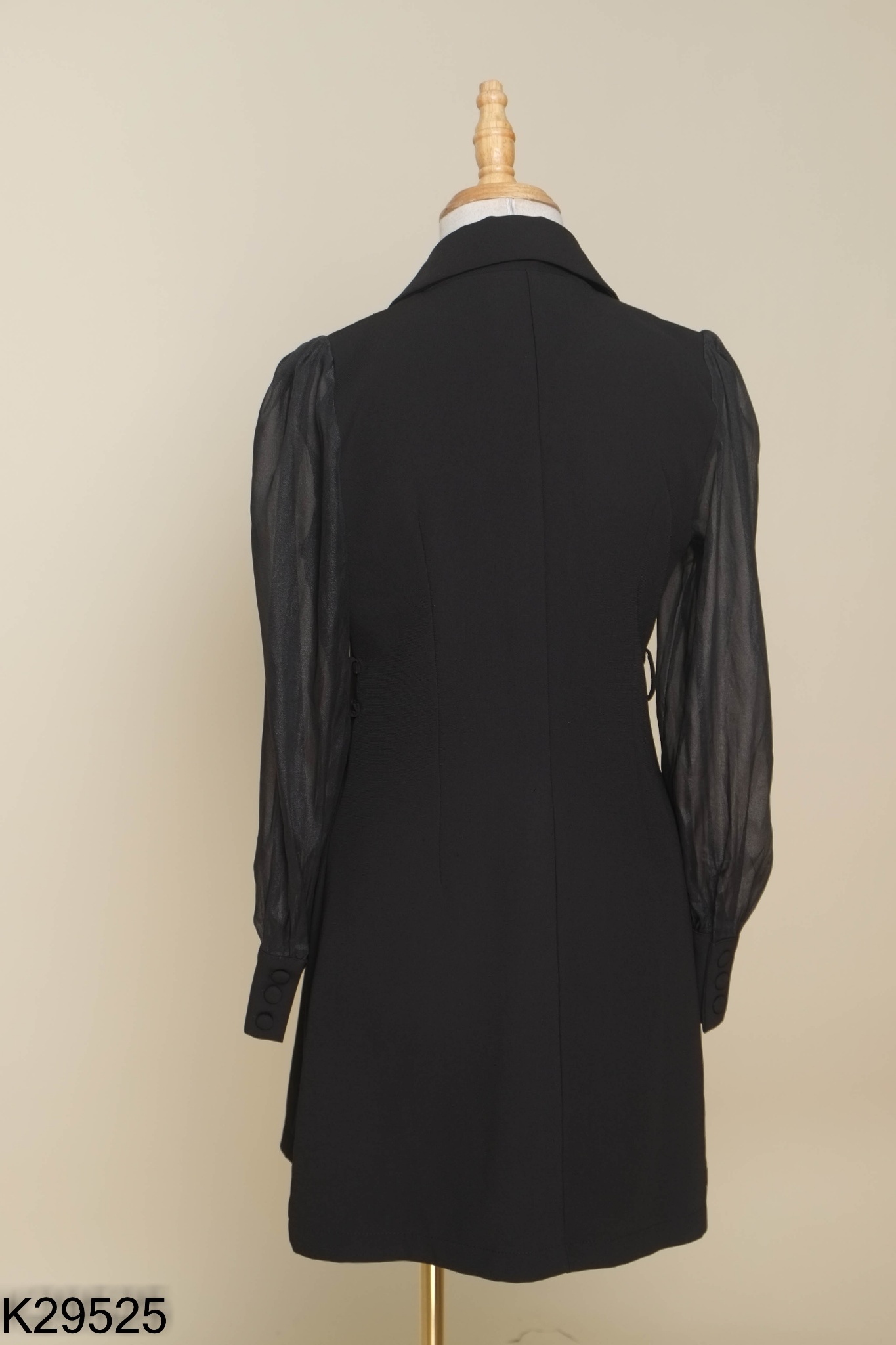 Váy cổ vest đen phối voan