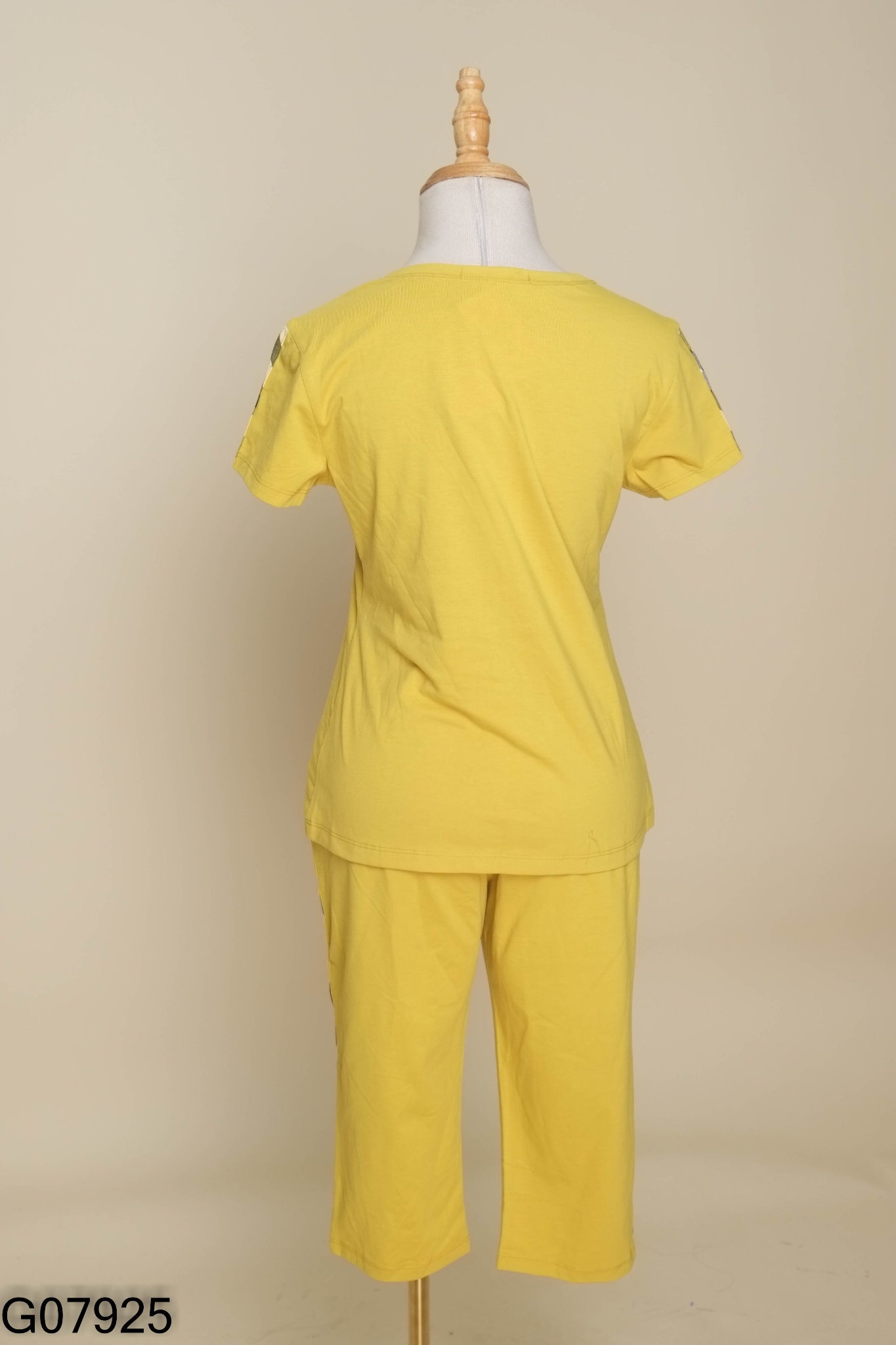 NEWTAG Set Áo vàng thêu chữ + quần lửng