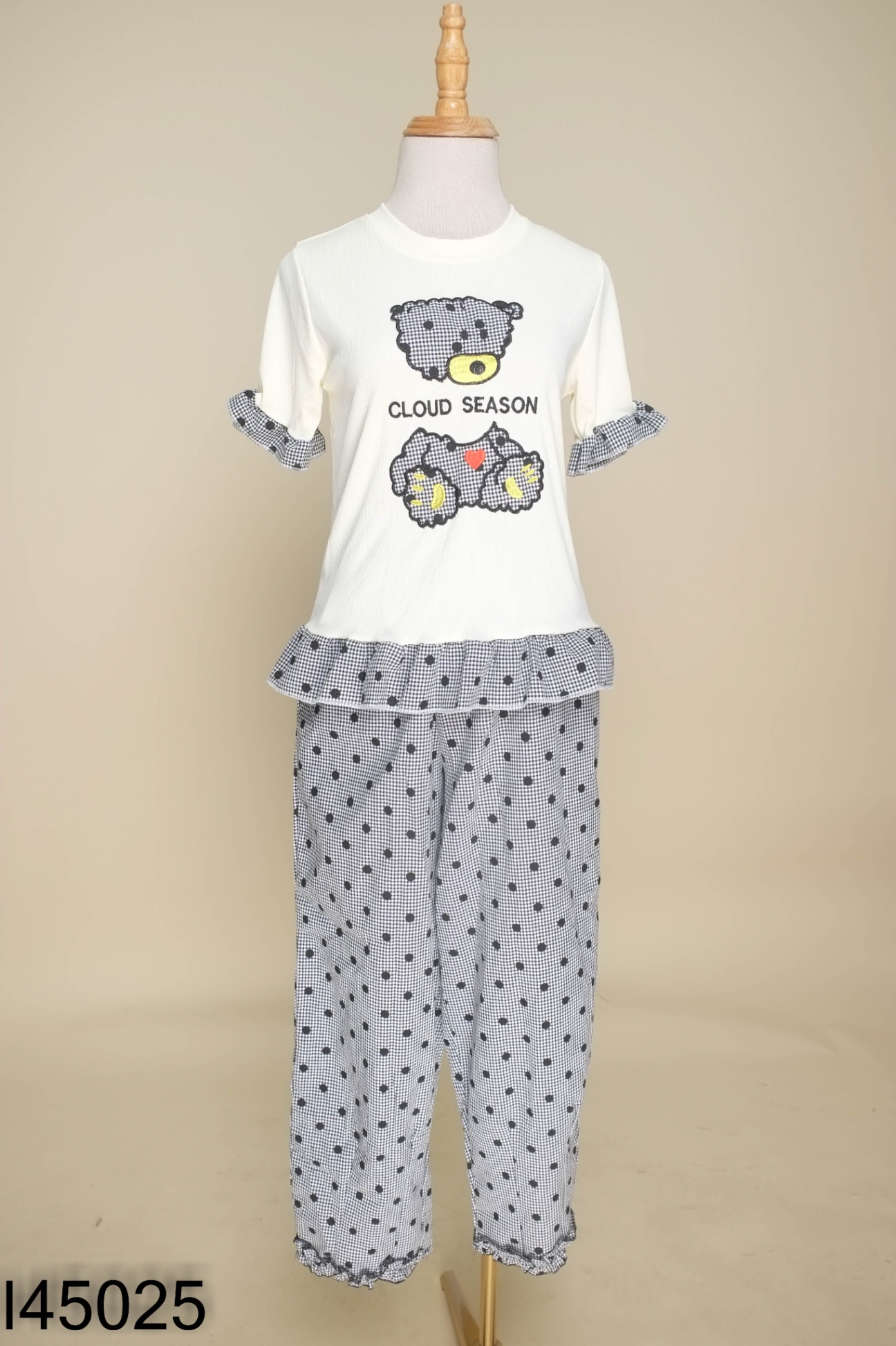 Set Áo be thêu hình + quần đen kẻ