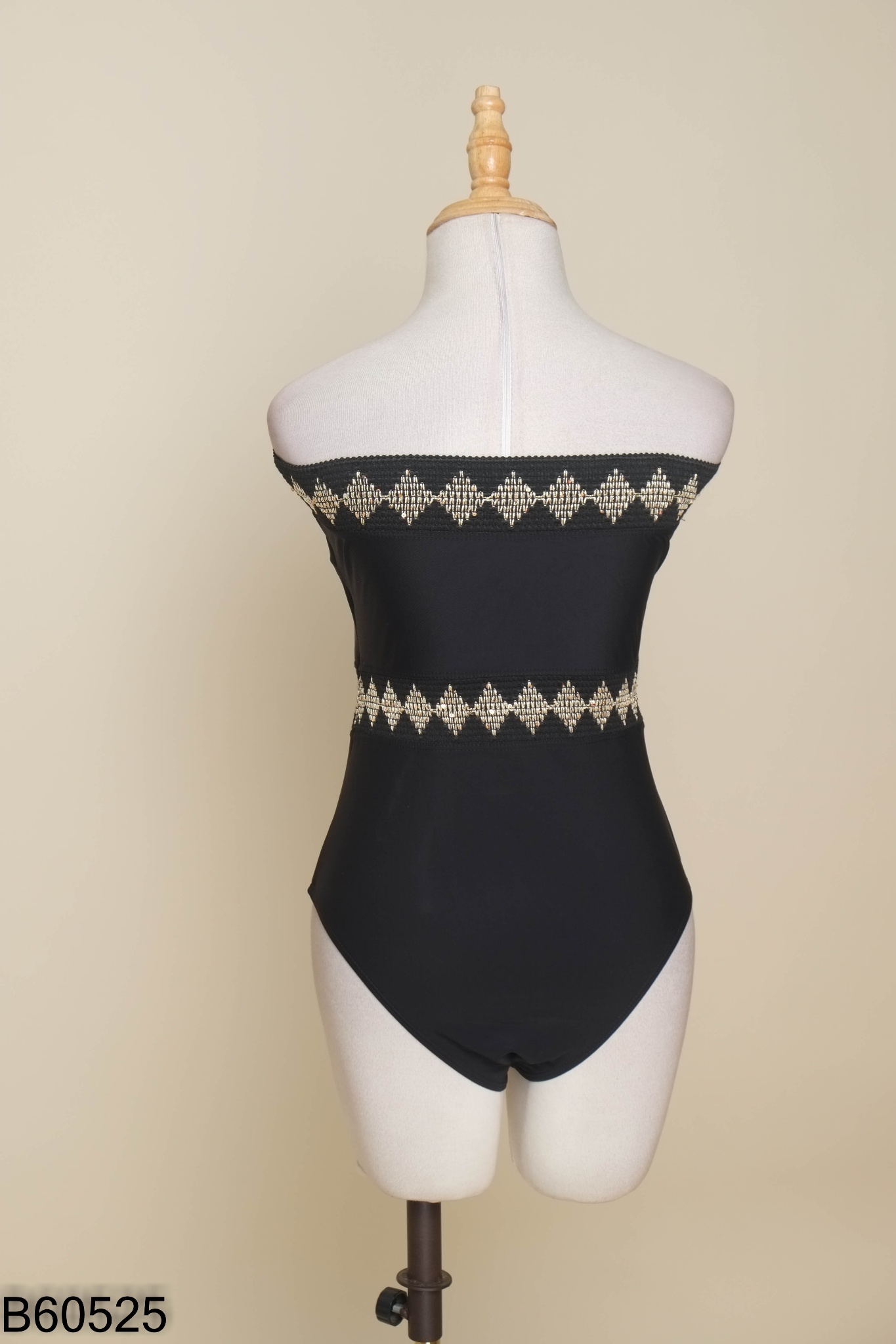 Bikini 1 mảnh đen thêu họa tiết be