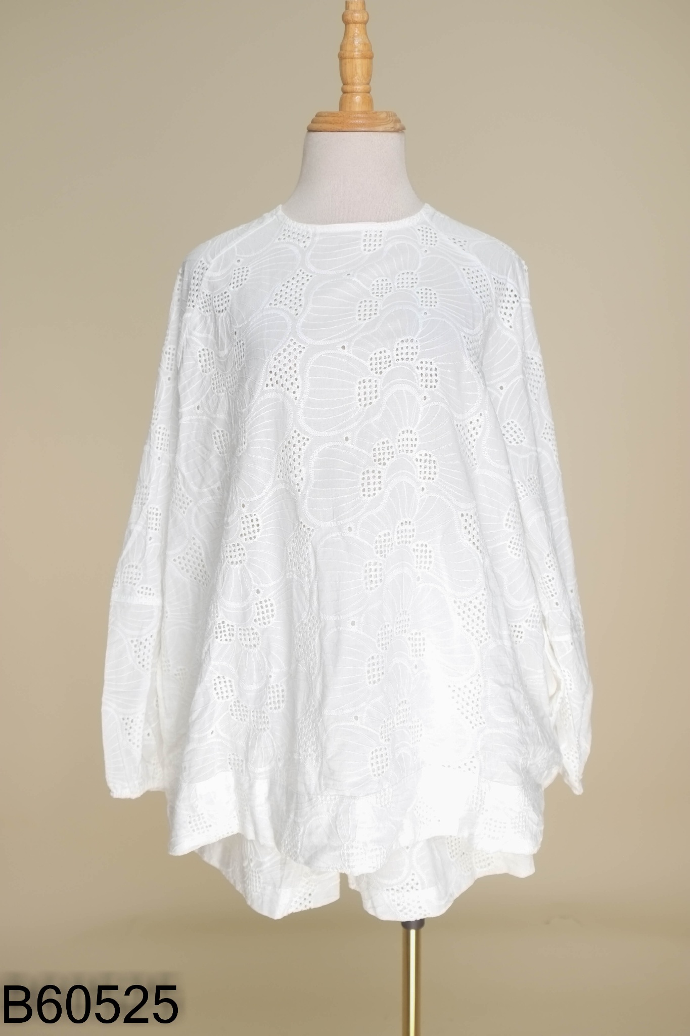 Set Áo trắng thêu hoa + quần shorts