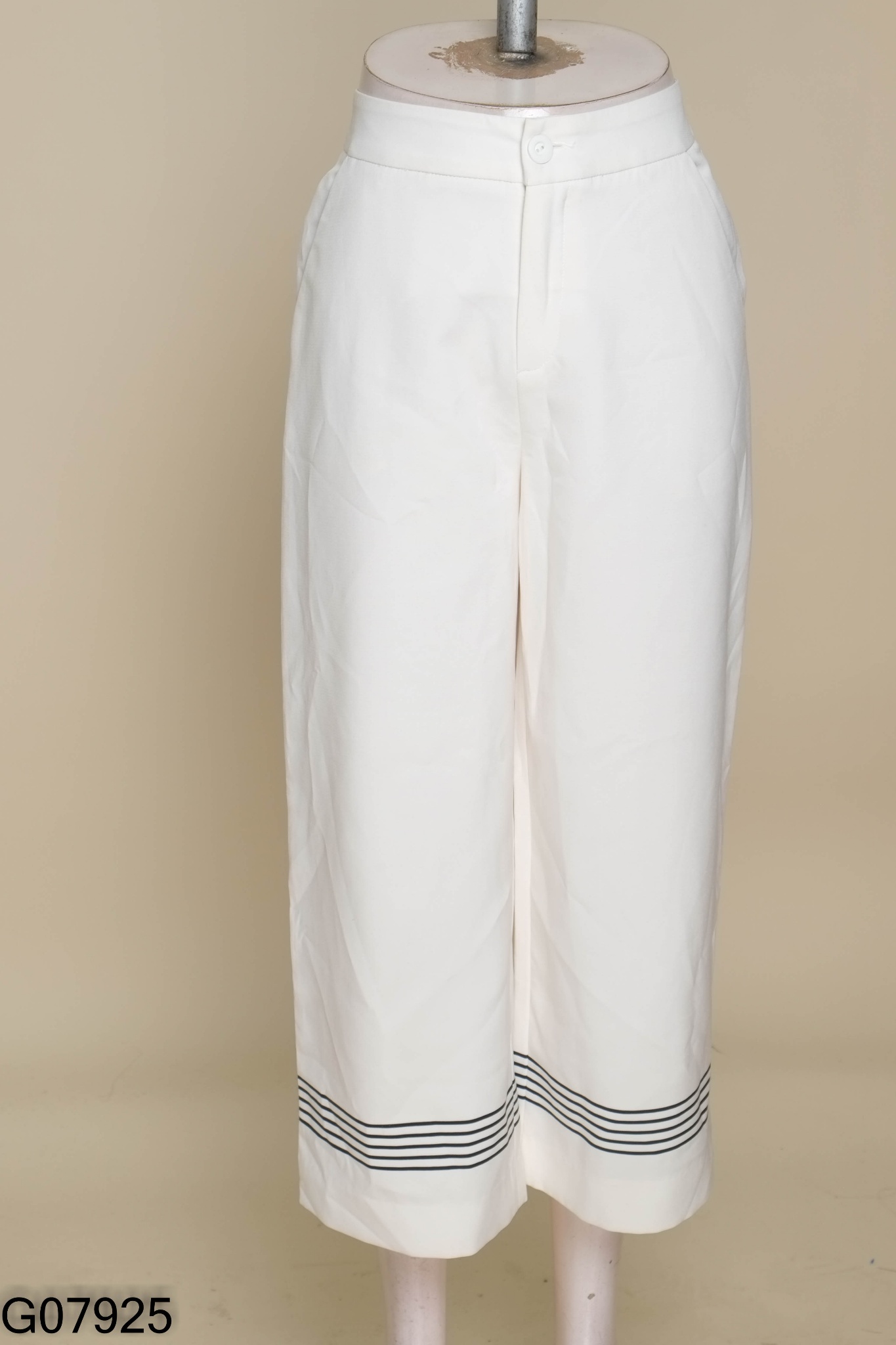 Quần trắng IVY MODA viền đen