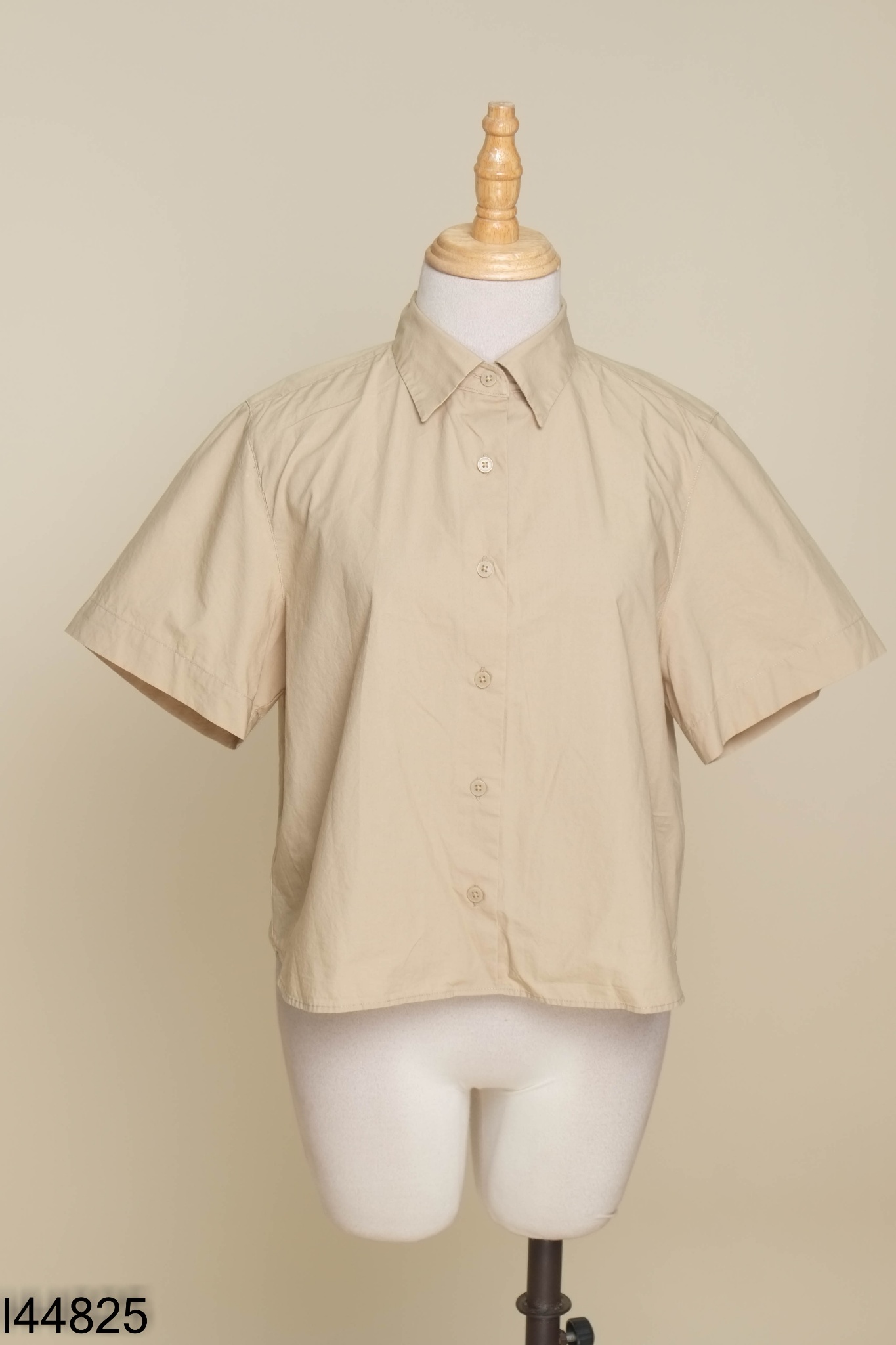 Áo UNIQLO sơ mi be nâu