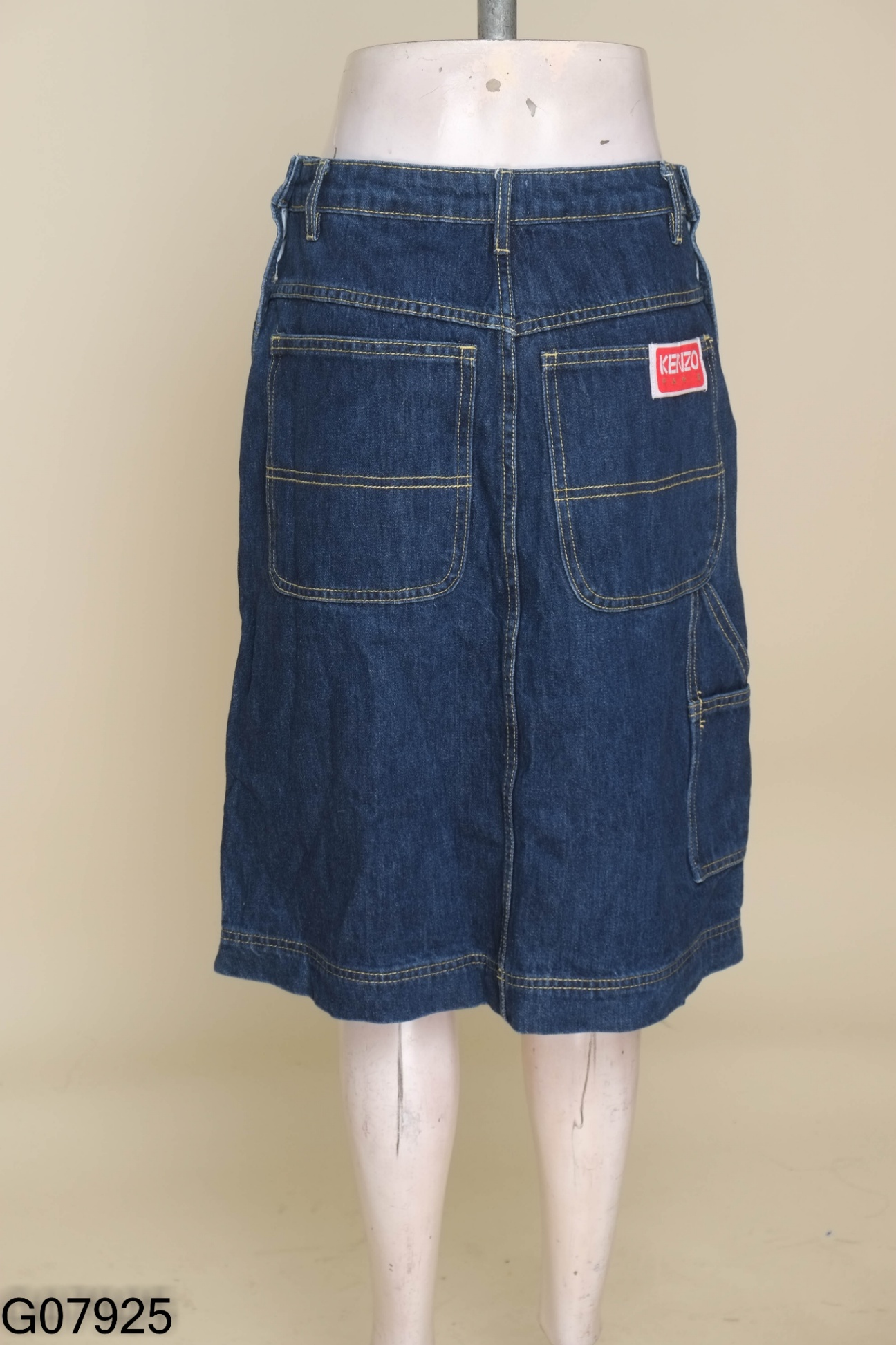 Chân váy jeans xanh phối cúc