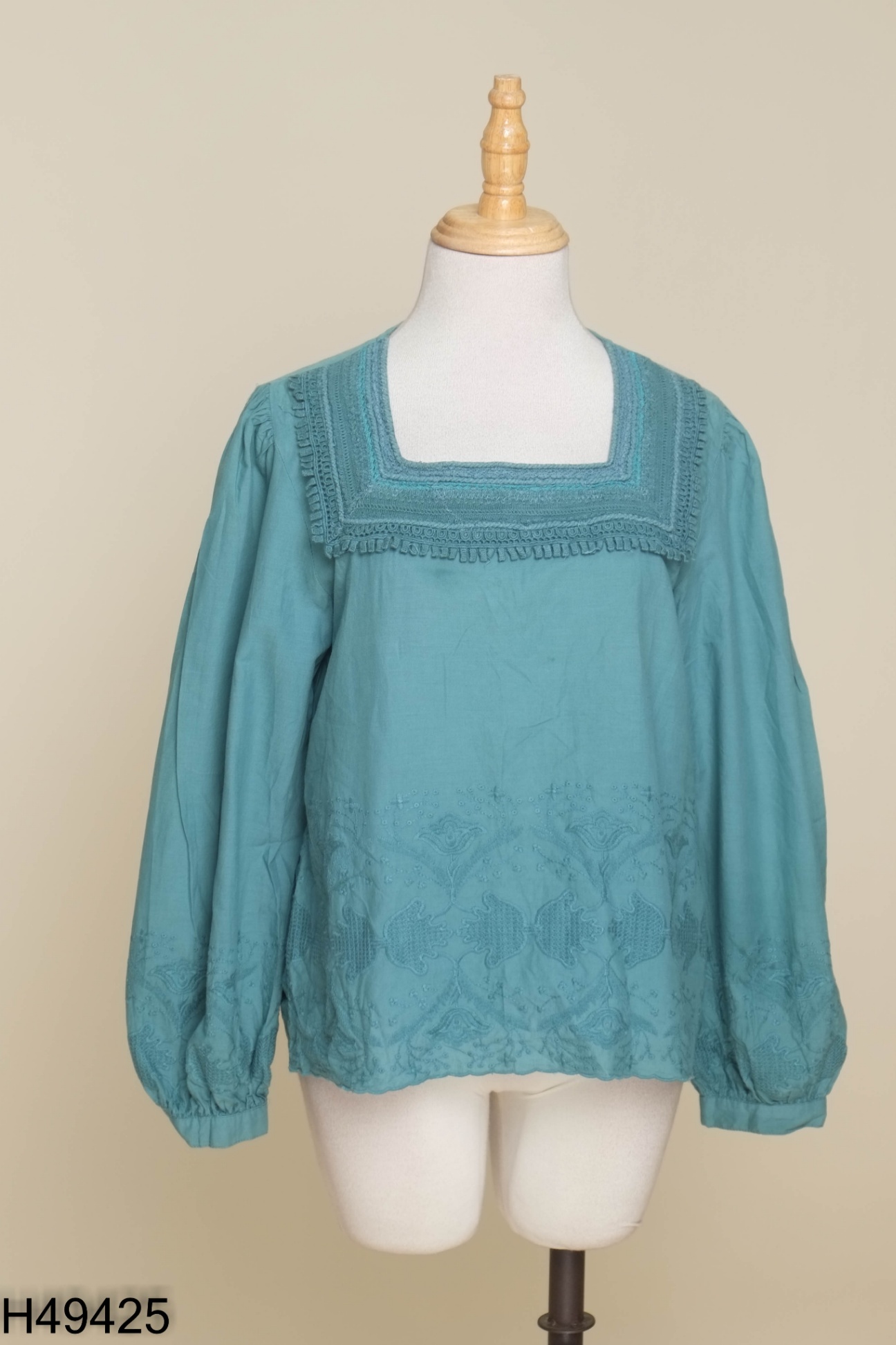 Áo xanh ZARA cổ vuông thêu họa tiết