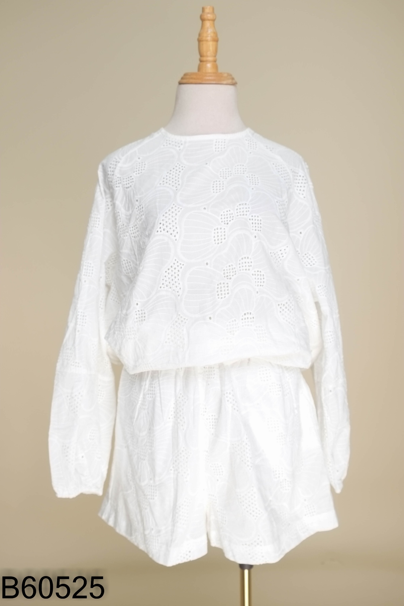 Set Áo trắng thêu hoa + quần shorts
