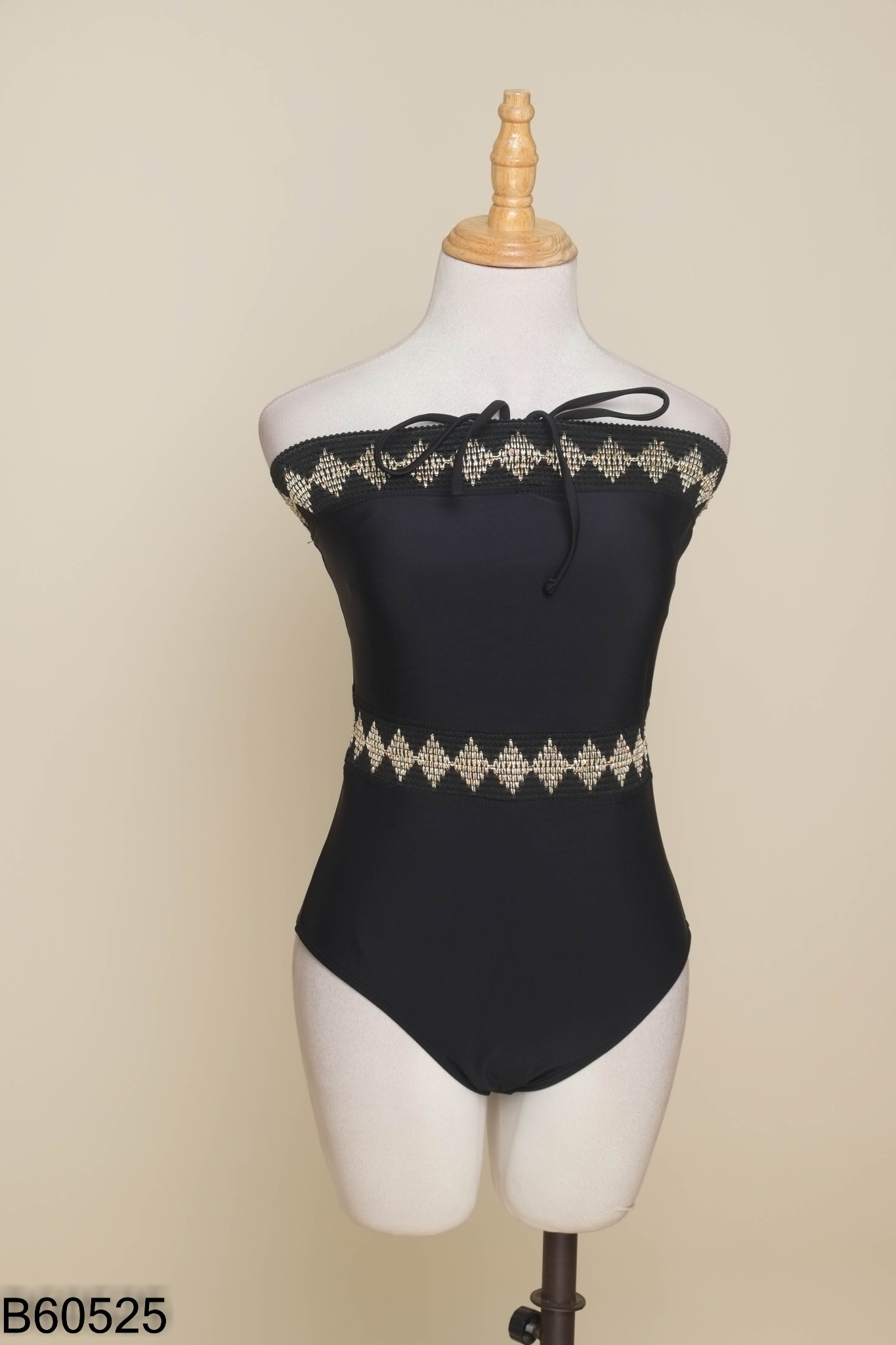 Bikini 1 mảnh đen thêu họa tiết be