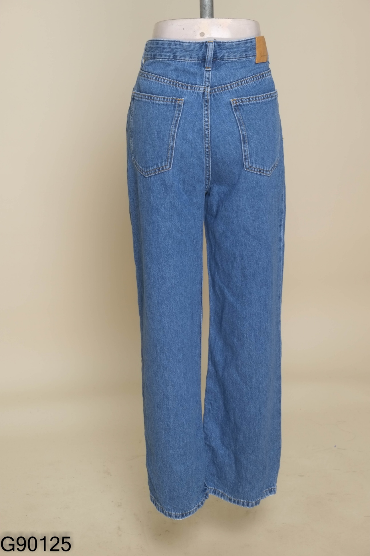 Quần jeans BERSHKA xanh trơn (cắt tag)