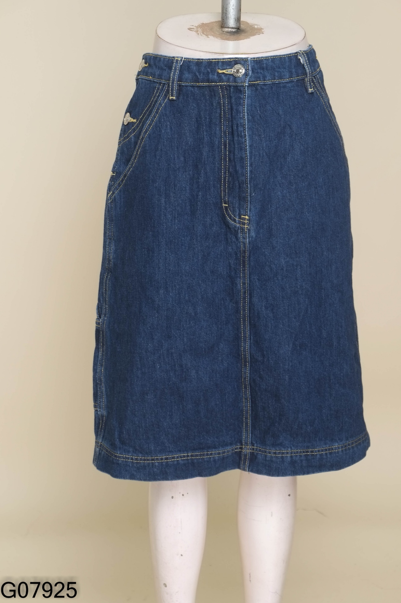 Chân váy jeans xanh phối cúc