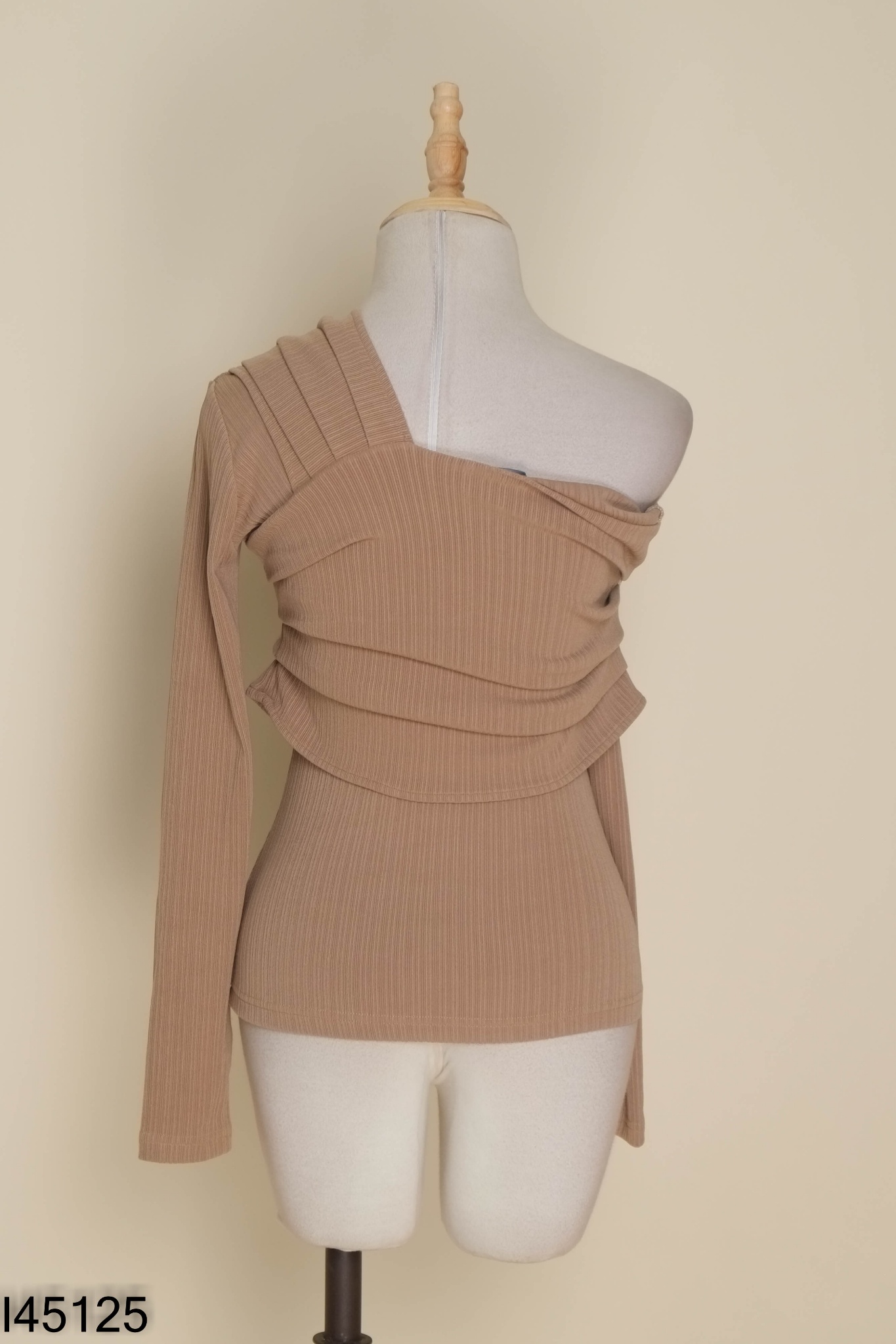 Áo nâu be CURVYQ cổ lệch
