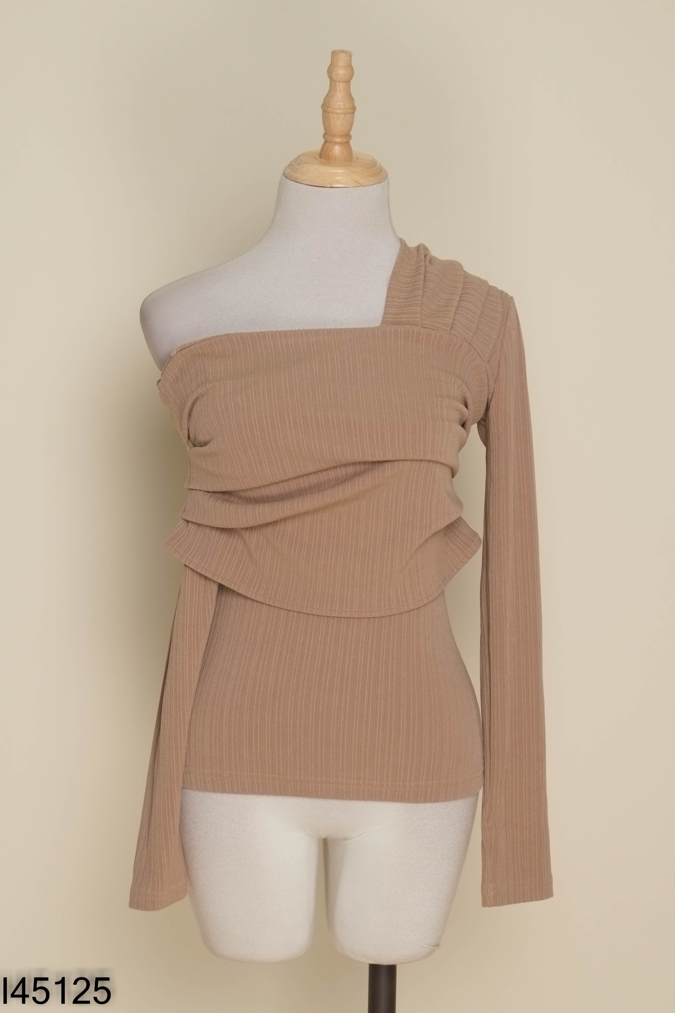 Áo nâu be CURVYQ cổ lệch