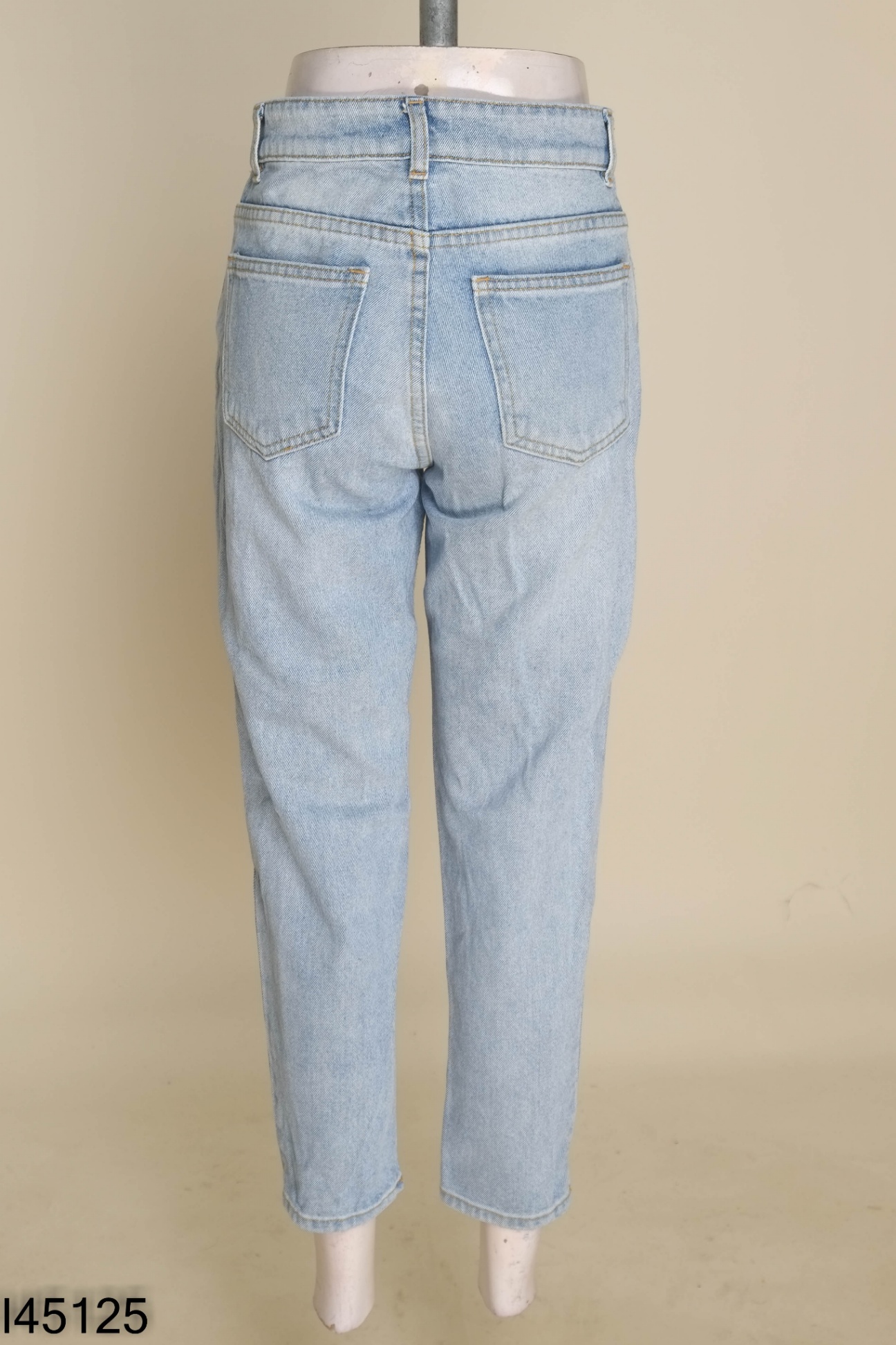 Quần jeans xanh bạc
