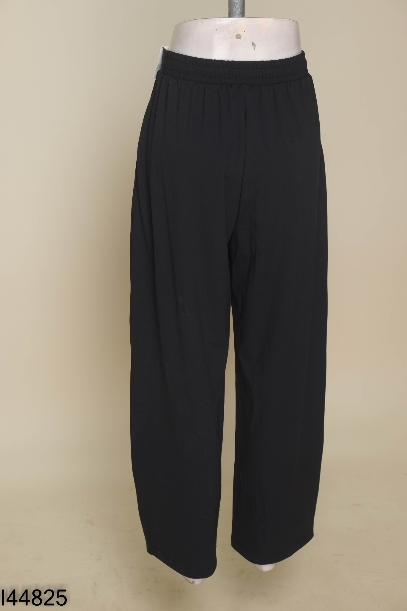 NEWTAG Quần UNIQLO vải dù xám
