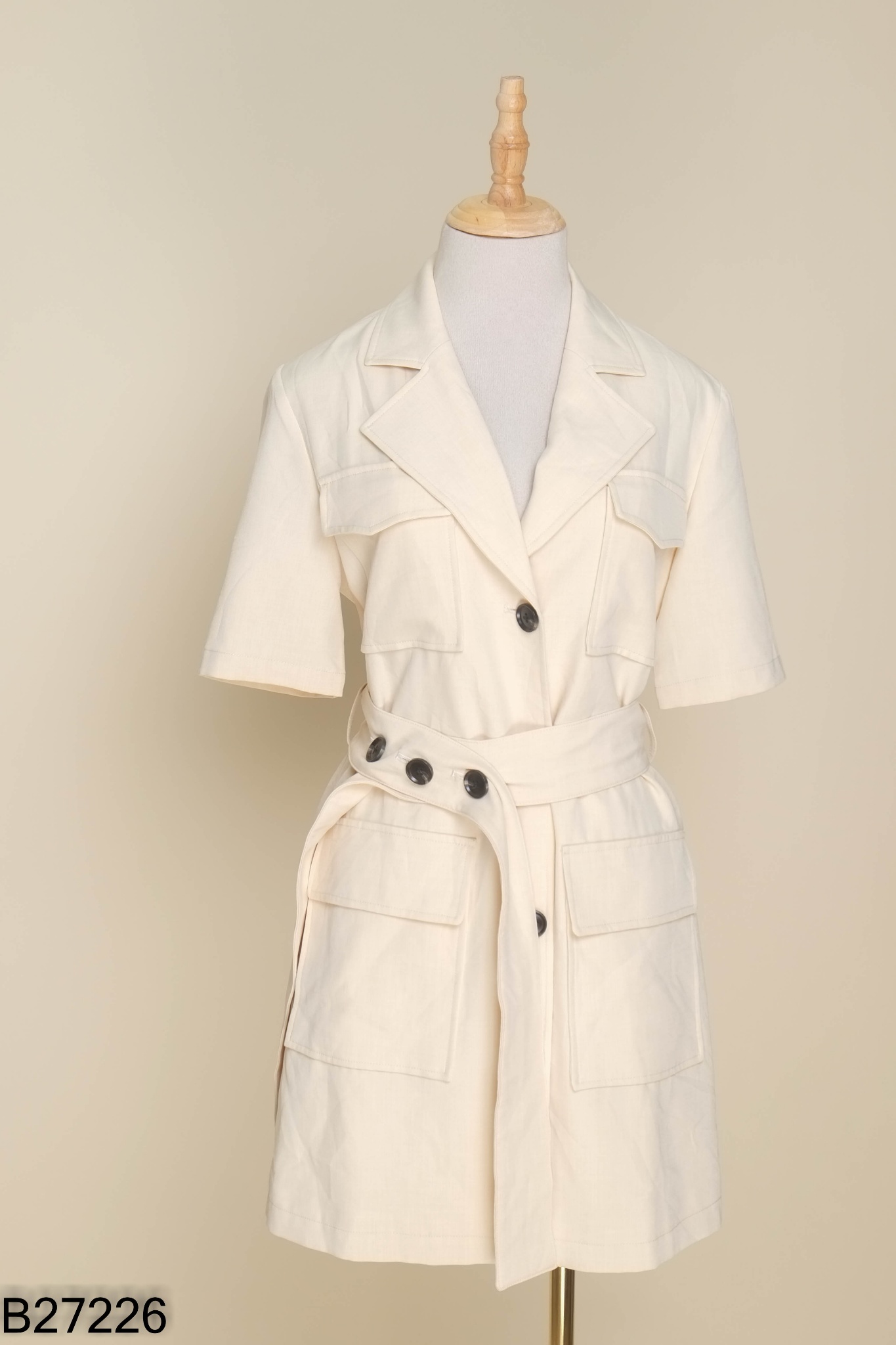 Váy be cổ vest