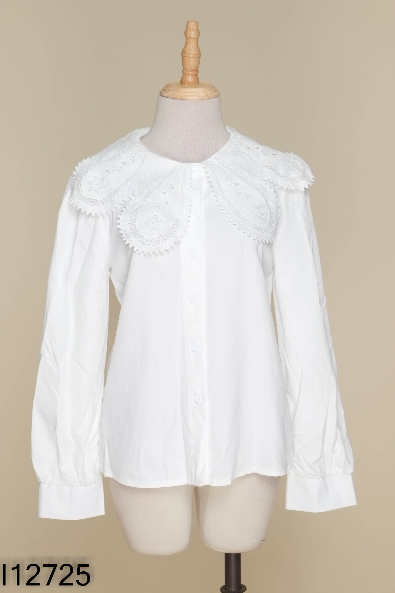 Áo trắng cổ sen ren