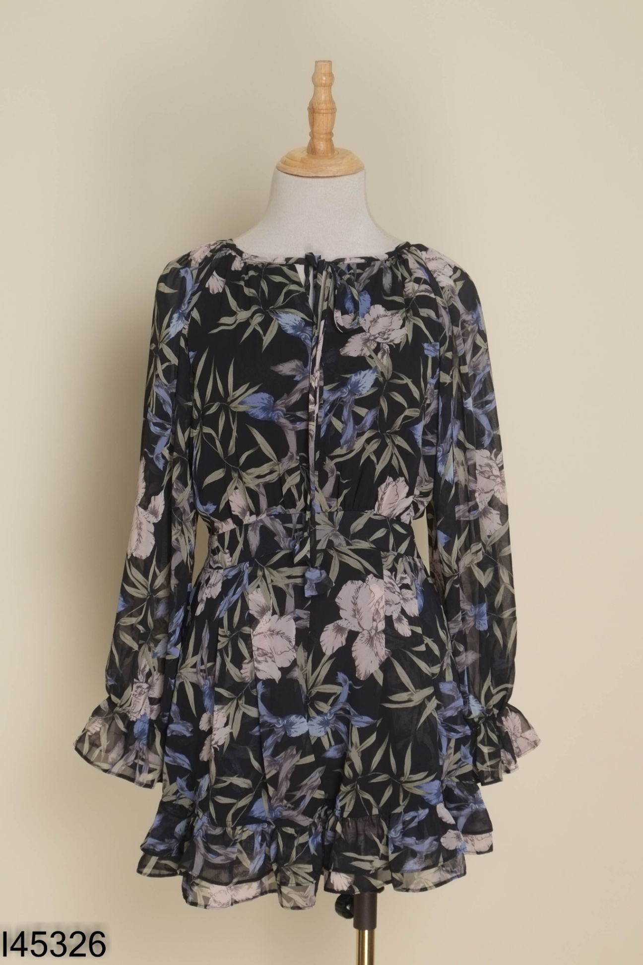 Jumpsuits đen hoa viền bèo