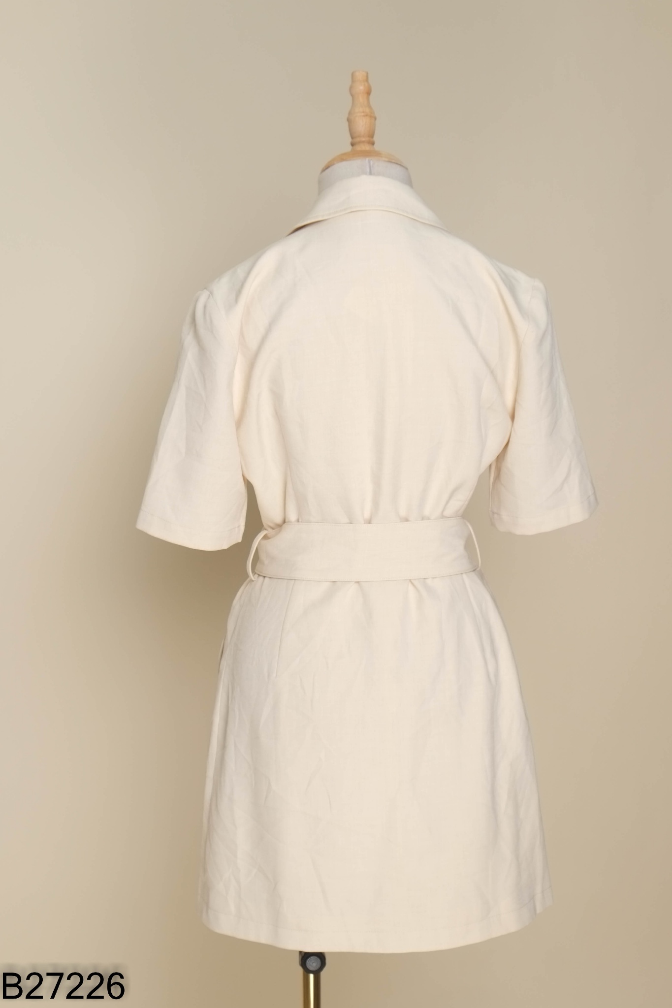 Váy be cổ vest