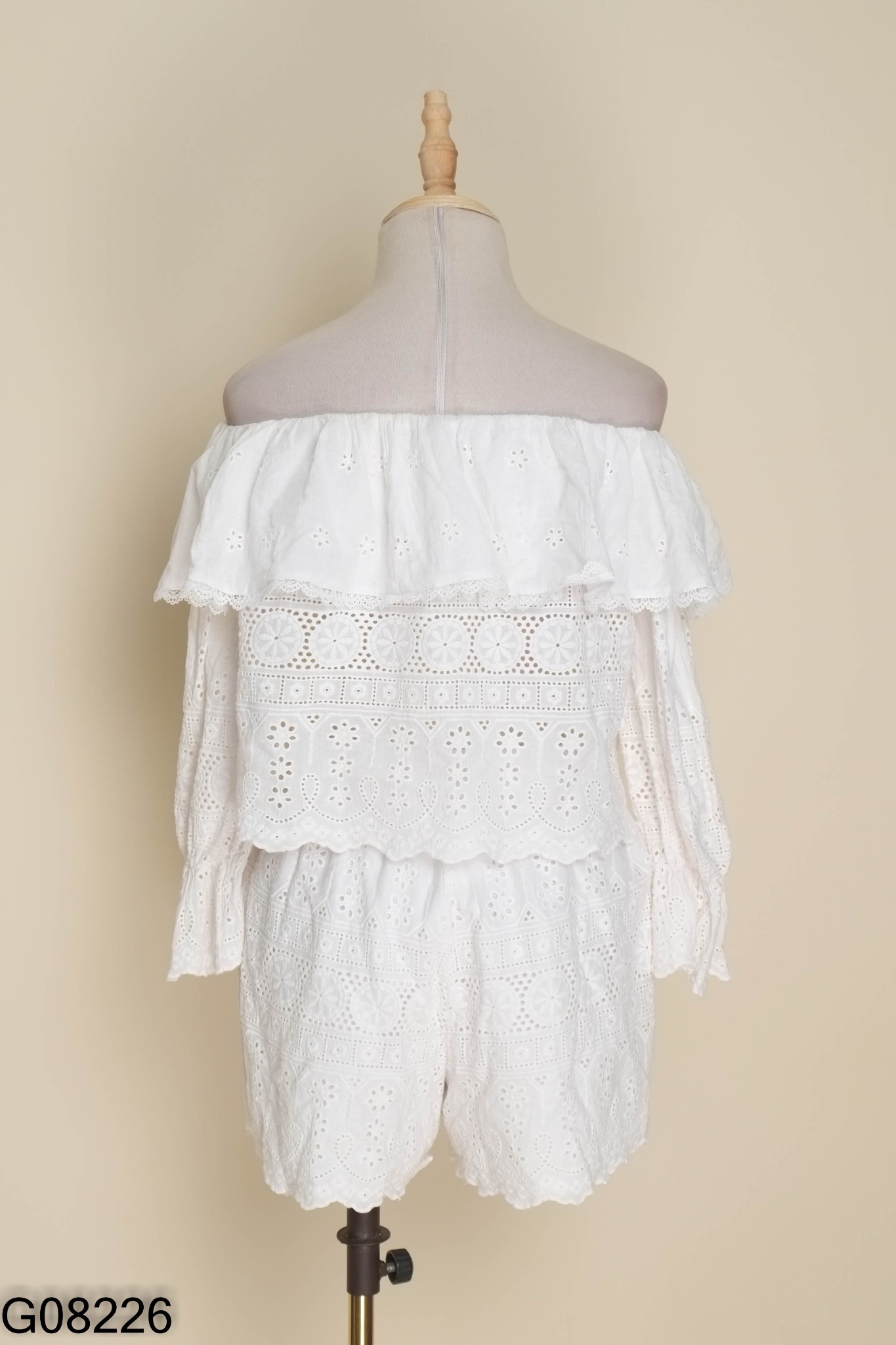 Set VIET HOANG BICH trắng áo trễ vai + quần shorts